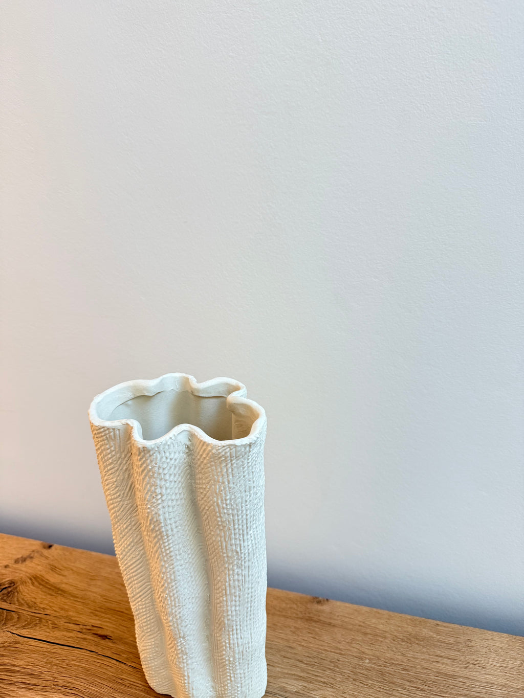 Witte vaas met reliëf